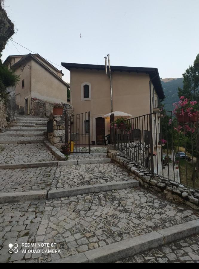 Casa Vacanze Al Castello Villetta Barrea Exterior photo